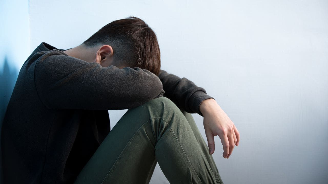 仕事が見つからなくて落ち込む男性