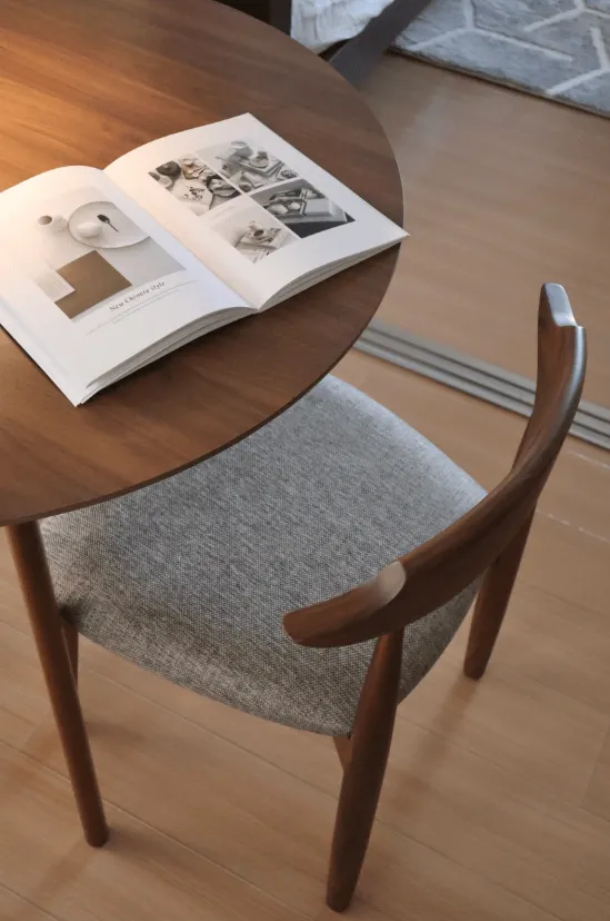 ダークブラウン木製長方形ダイニングテーブル 丸角 横約120センチ 小ぶり ダークブラウン木製長方形ダイニングテーブル 丸角 横約120センチ 丸い