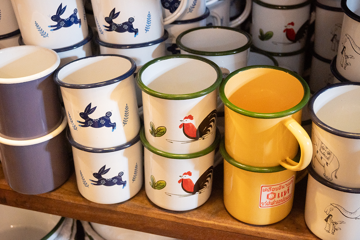 Thailand食器類 タイ・レトロなホーロー食器など。チャトチャック市場のキッチン用品店