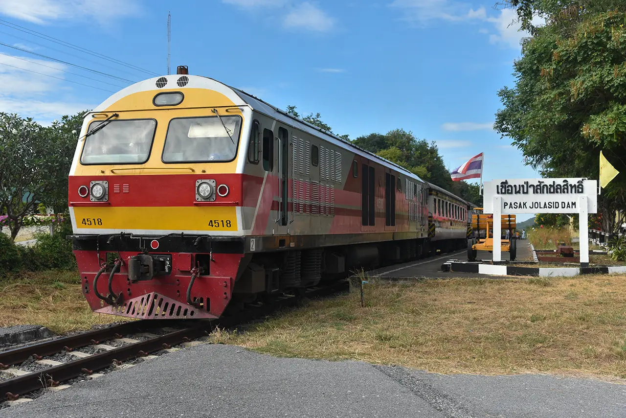 湖上を走る絶景！タイ国鉄『ひまわり観光列車』で行くロッブリー日帰り