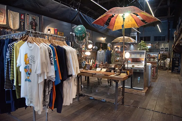 バンコク、チャオプラヤー川沿いに建つヴィンテージ古着の秘密基地。