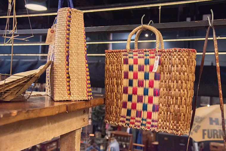 タイバンコク　置き物 古い倉庫の中二階に広がるファンタジー。バンコク旧市街さんぽで