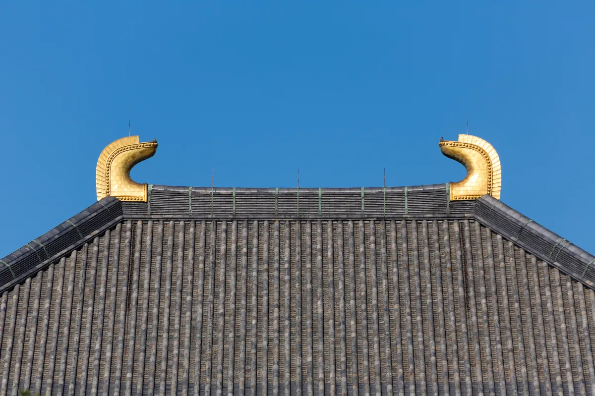山田登美子作　「鯱」　日本の城郭建築の屋根などに用いられる（シャチホコ） 山田登美子作 「鯱」 日本の城郭建築の屋根などに用いられる