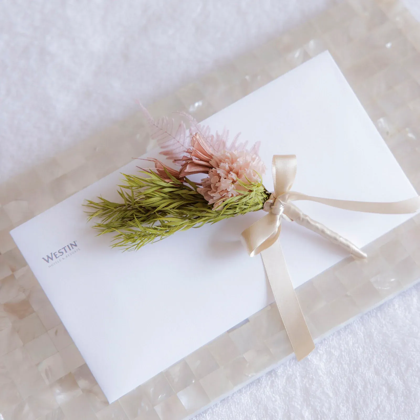 「ヴィオレ」選べるボディ or フェイシャル90 分 + プリザーブドフラワーミニブーケ