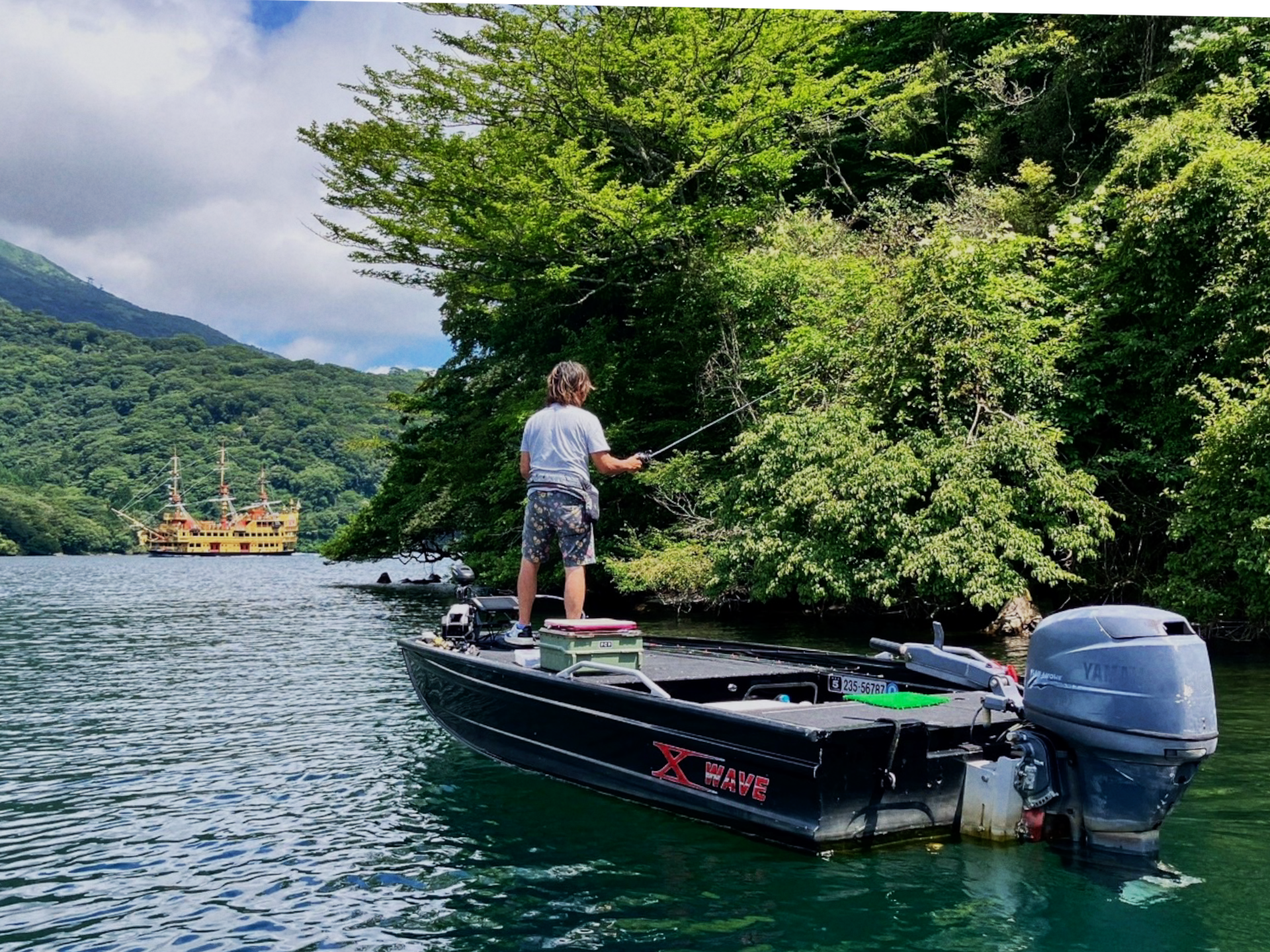 田辺哲男「雨天バス決行」：芦ノ湖がなければ、俺も、あなたもいなかった。