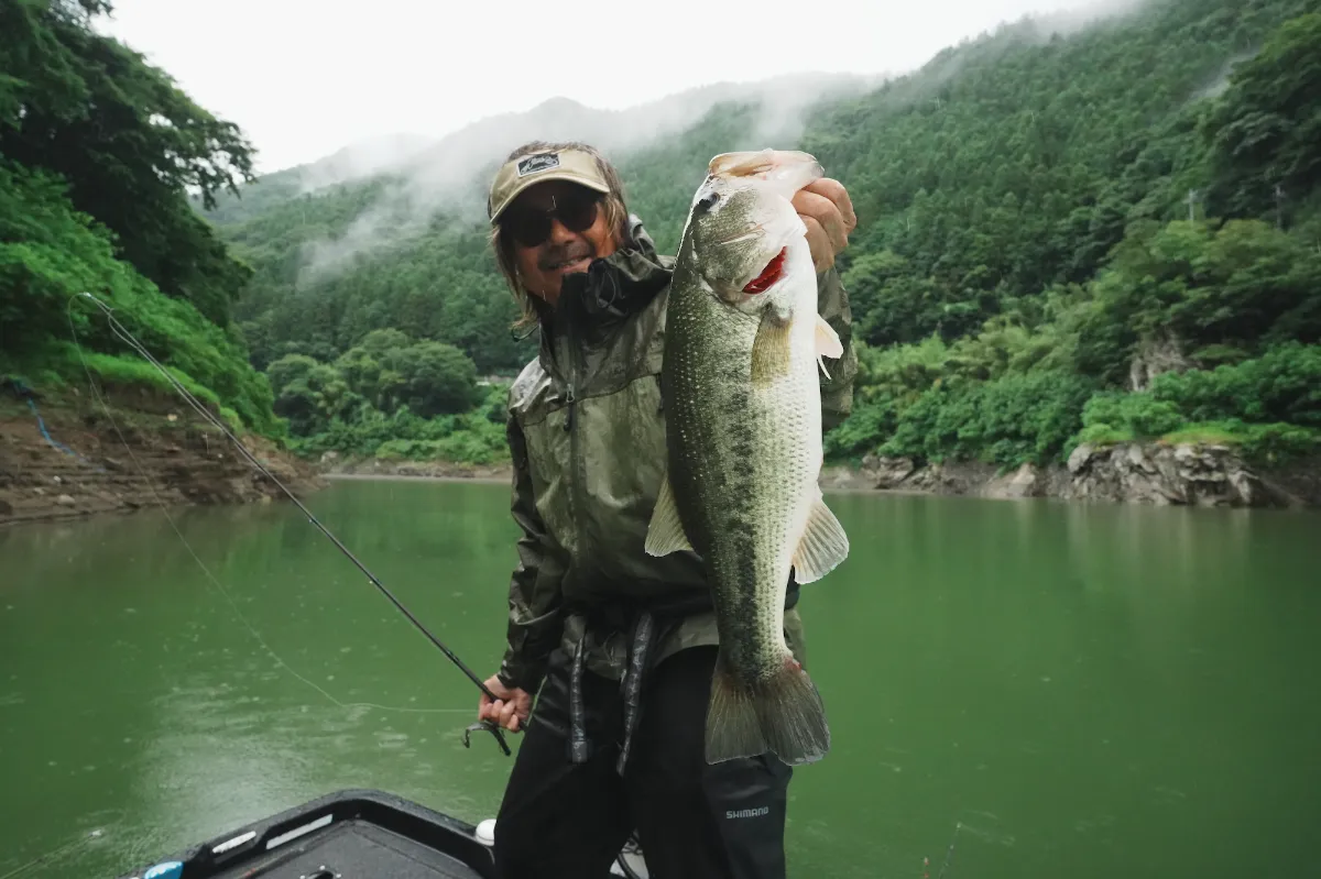 激レア　湖上の風に吹かれながら… ノリーズ　田辺哲男 田辺哲男「雨天バス決行」：サカナ太すぎだろ、神流湖。