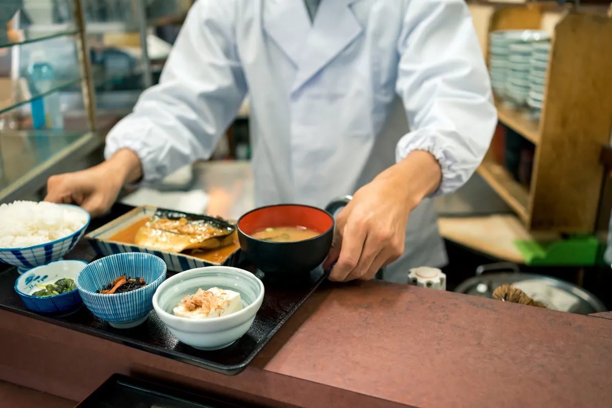まるみ商店【公式】焼肉定食専門店 | 営業時間 11:00 - 22:00