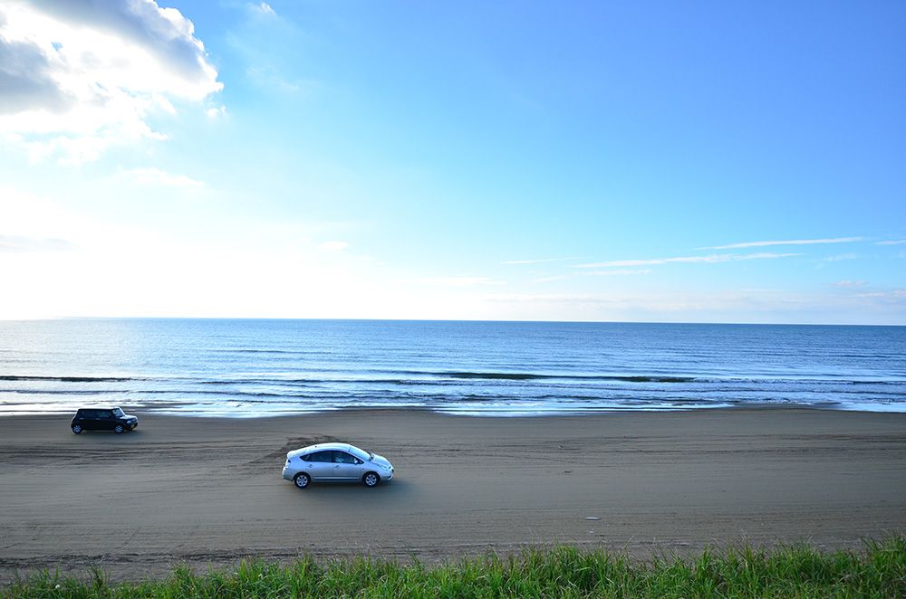 千里浜ドライブウエイに車が二台