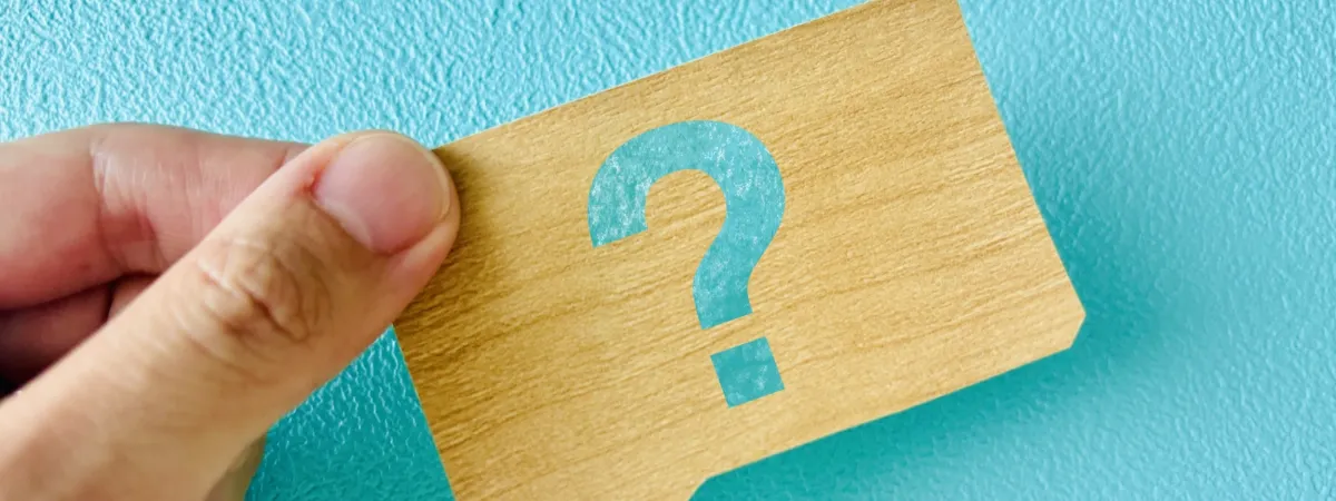 吹き出しとクエスチョンマークを持つ手