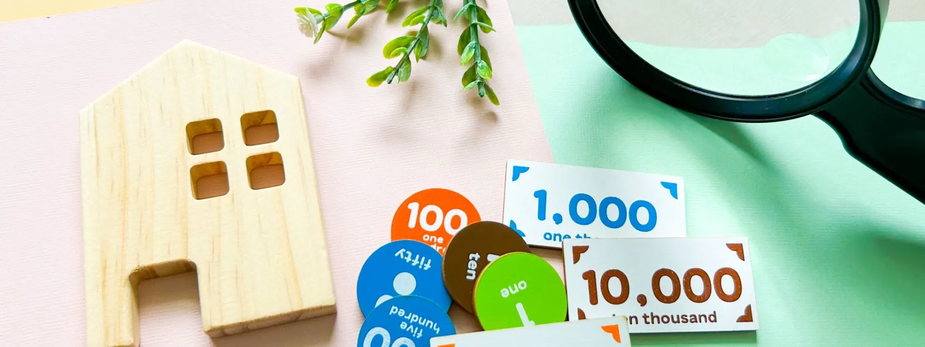 木造ミニチュアハウスと円グラフの形のカラフルな紙