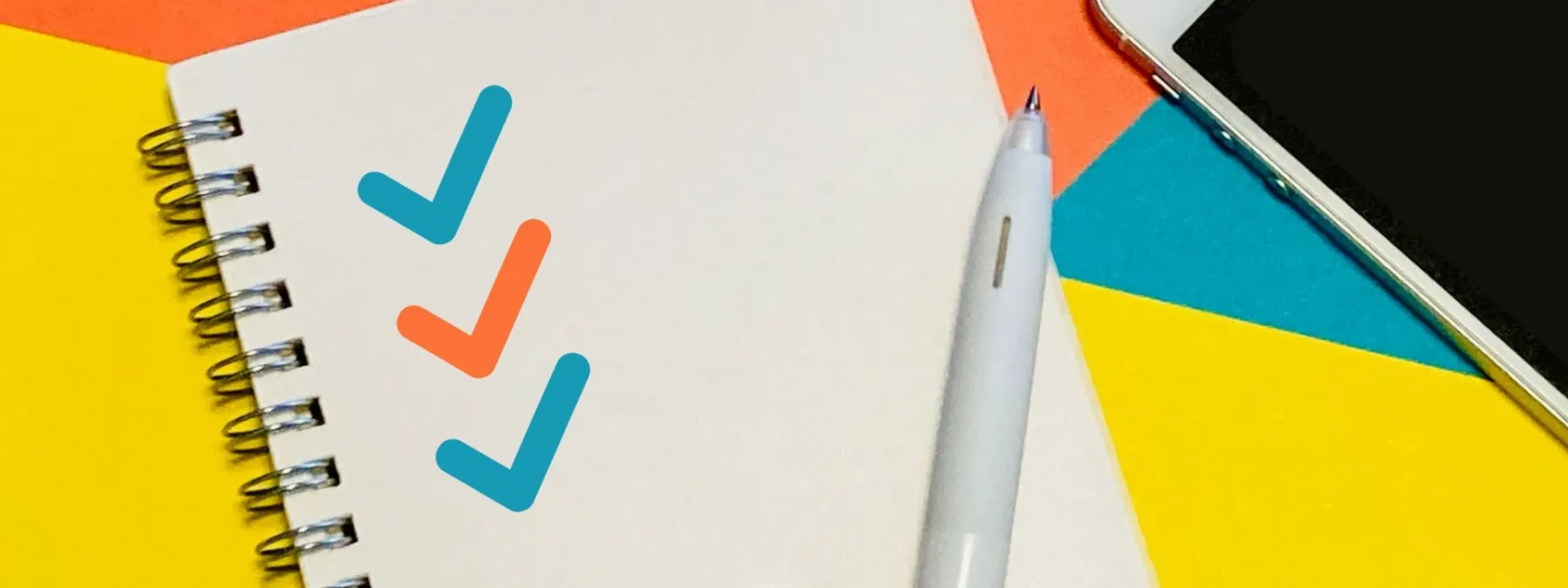 チェックリスト＋スマホ（カラフル背景）