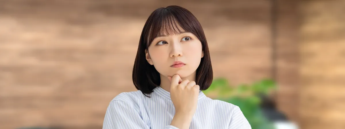 考えている女性