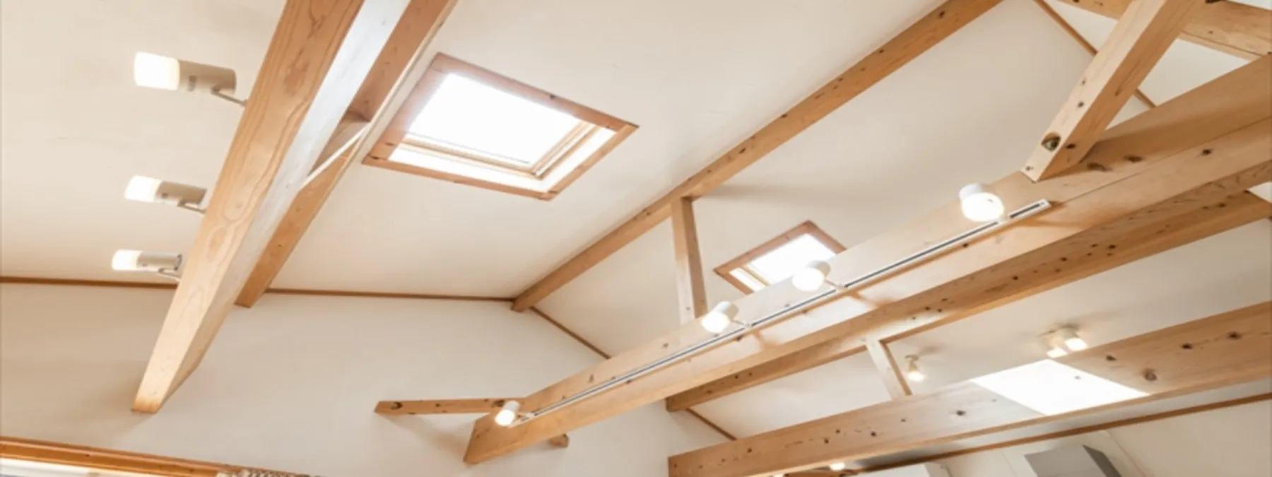 天窓から日差しが入る一軒家のリビング