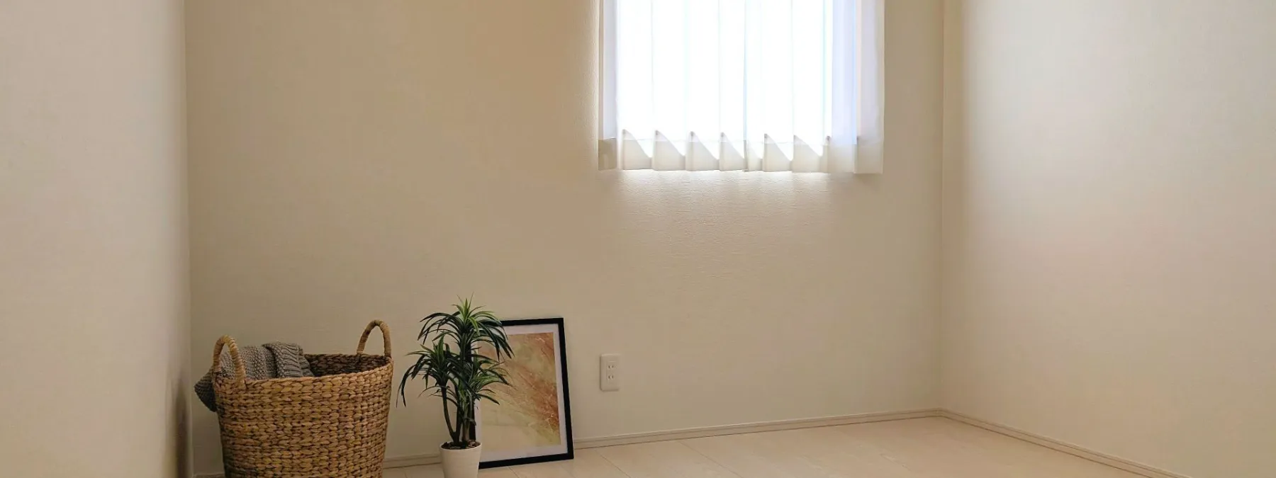 白い壁と窓のみの静かでシンプルな和室