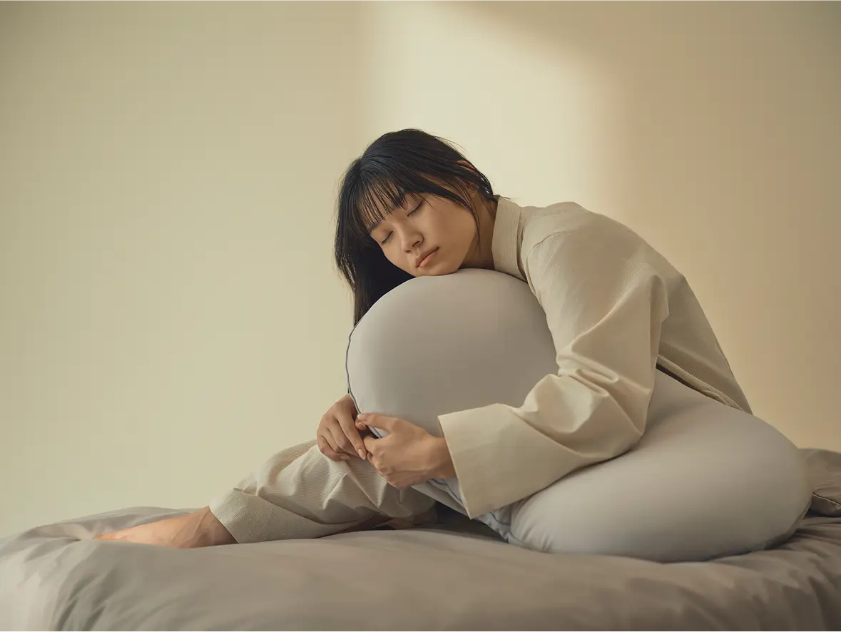 INTONE PILLOW ホワイト ビーン型 迷いを終わらせる枕」、ついに登場 ｜MakuakeMagazine