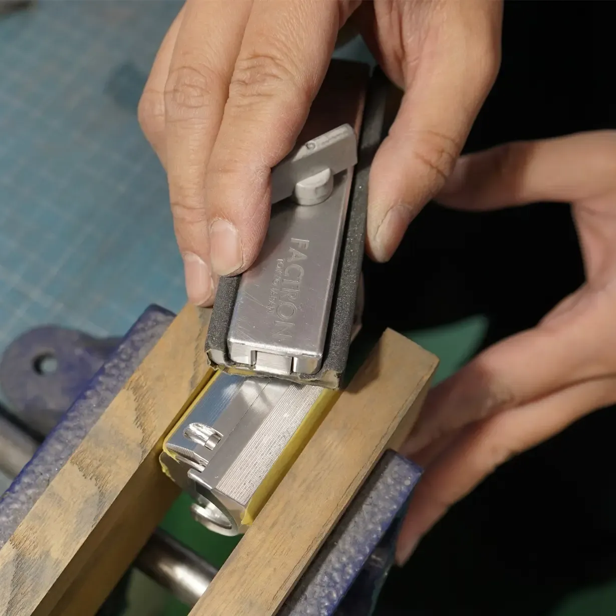 FACTRON ケースTank2 ダブル ハンドメイドで数量限定】シャキッと出し入れ！航空機素材にコインを