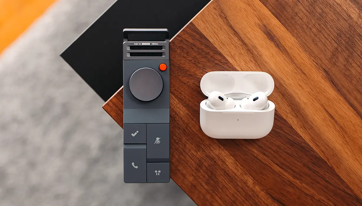 スピーカー不要！カフェでも静かに録音できる「ボイスレコーダー