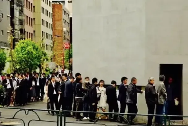 島耕作』も愛した伝説の行列立ち食いそば「港屋」。創業者・菊地剛志  