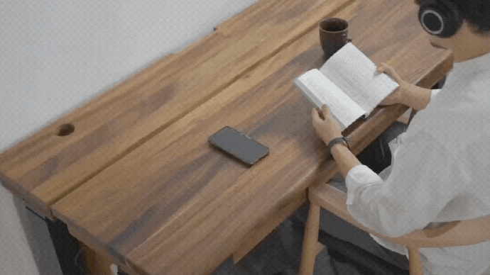 秘密の収納が現れる！創業60年の材木店が作った「電動昇降デスク