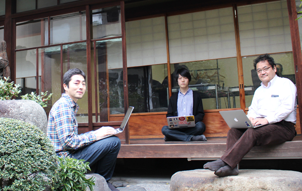 町家で作業をするHelpfeel代表洛西氏と職員の写真