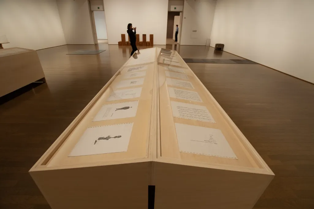 展覧会レポート】カール・アンドレ作品を体験するために、新緑の
