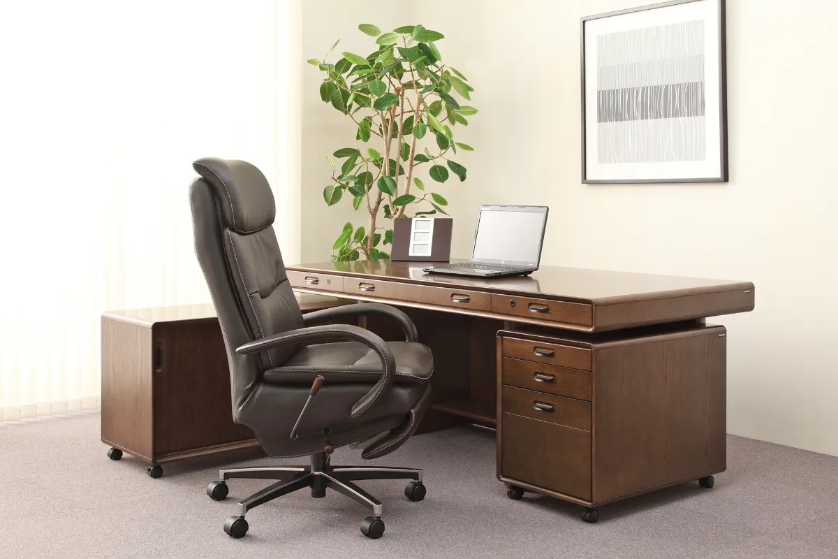 エグゼクティブに選ばれる快適さと重厚感を両立するオフィスチェア