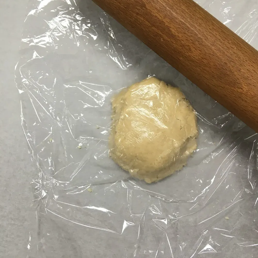 クッキーの生地をめん棒でのばす様子