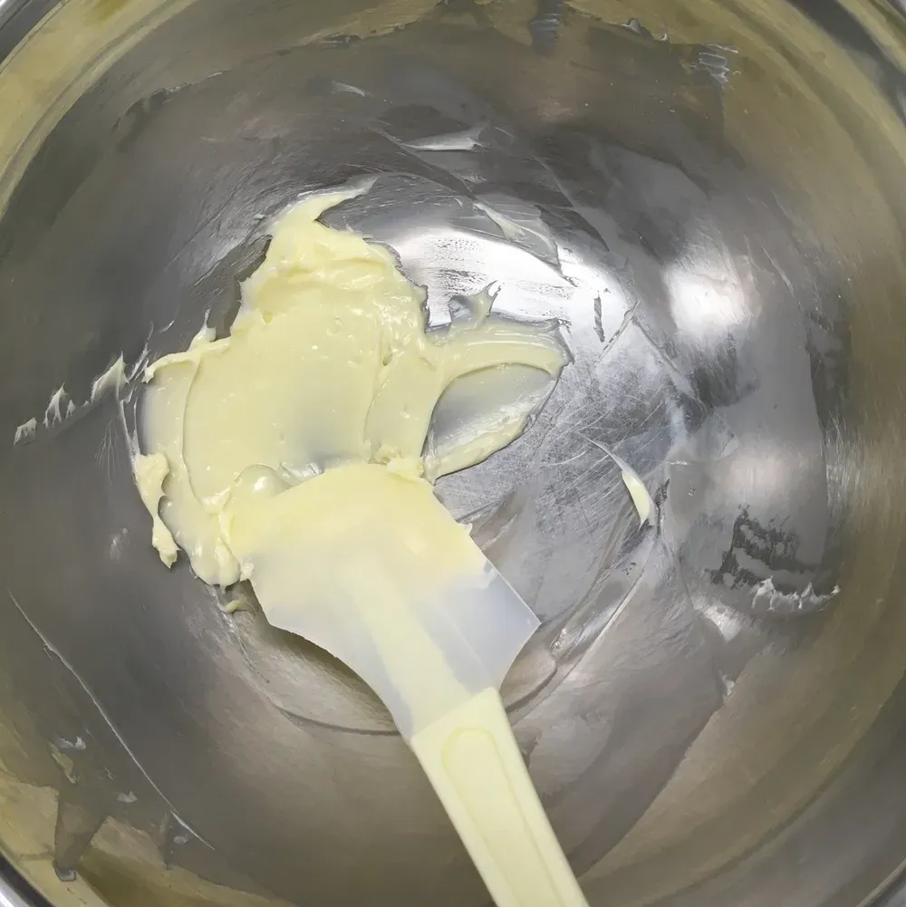 ボウルの中でバターをへらで混ぜている様子