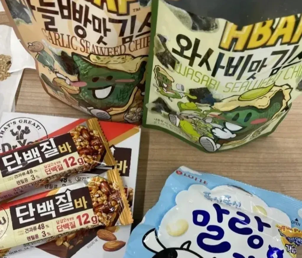 スナックミーのスタッフが商品開発チームへのお土産に買ってきた、韓国のお菓子の様子。