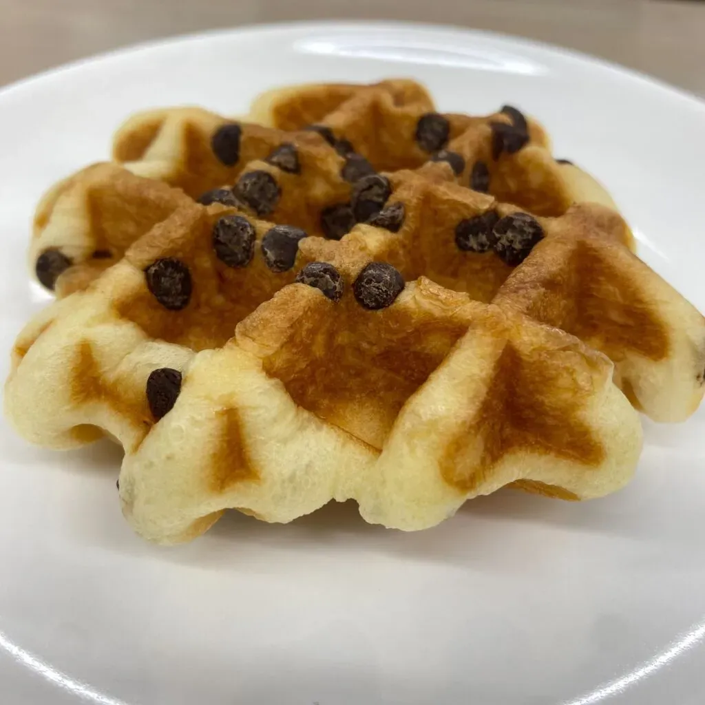 チョコチップの入ったワッフルの試作品です。