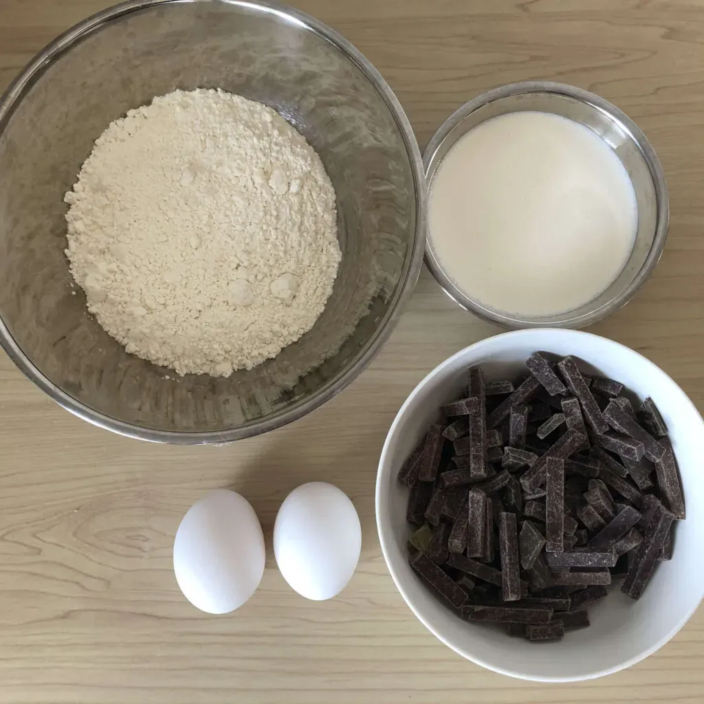 ケーキの材料(ホットケーキミックス粉・チョコレート・卵・生クリーム)