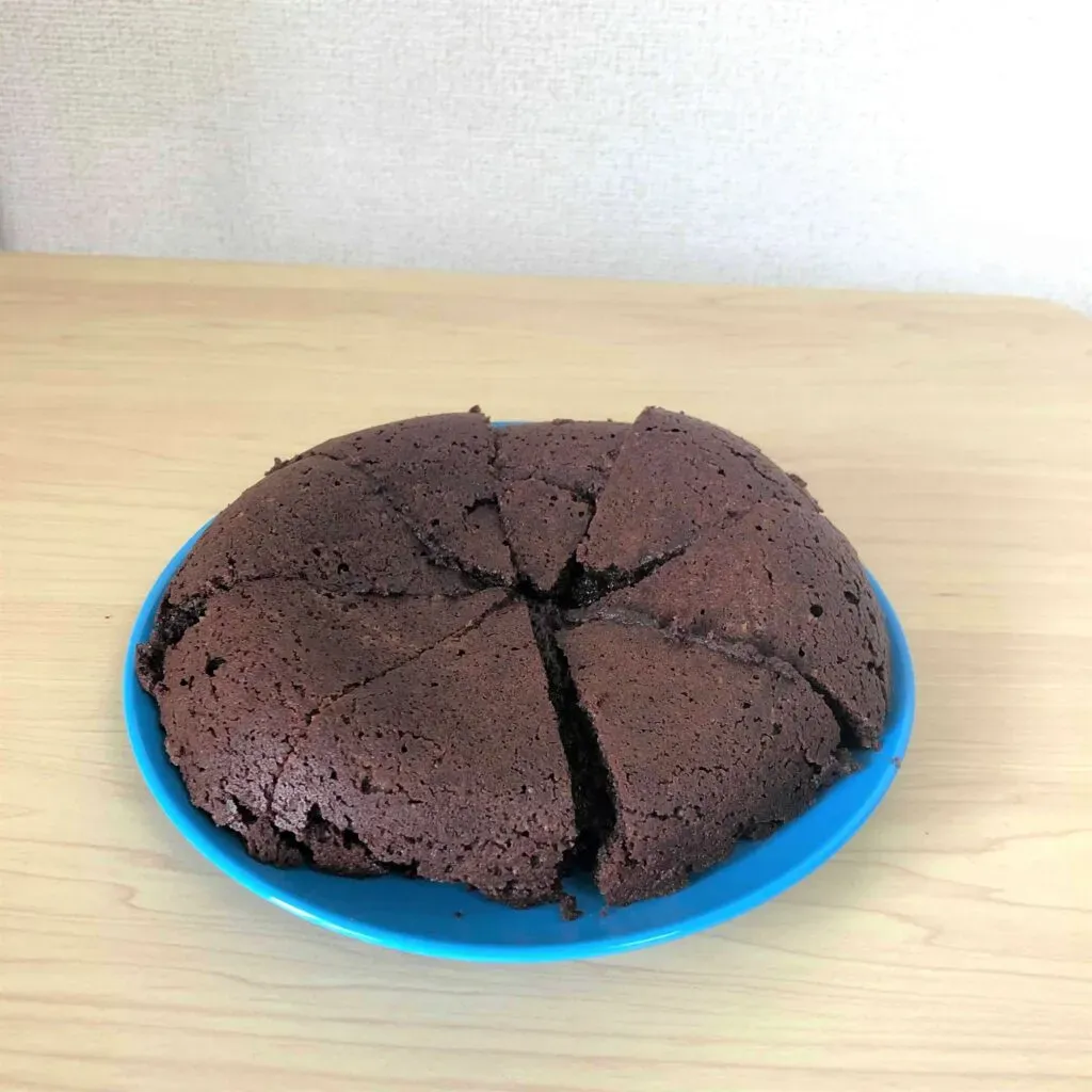 完成してお皿に盛ったチョコレートケーキ