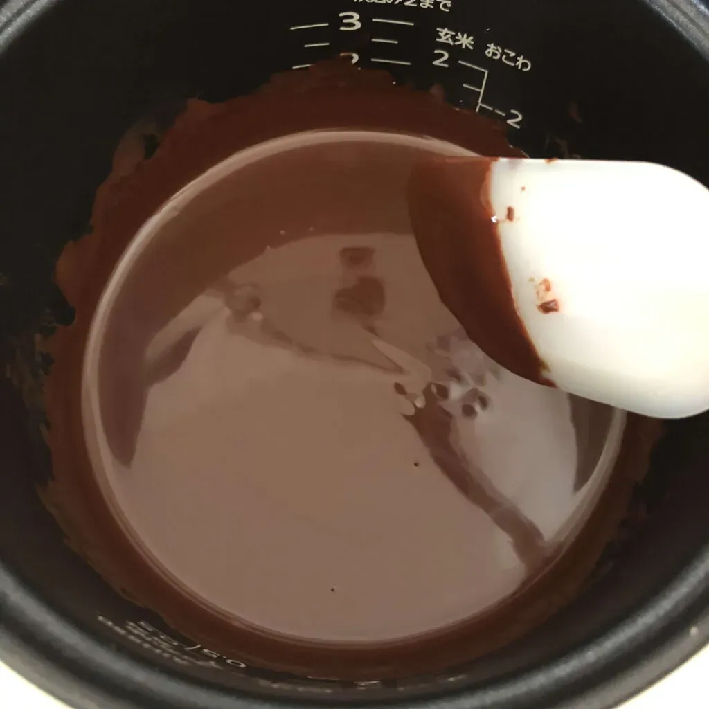炊飯器の釜でチョコレートを溶かす様子