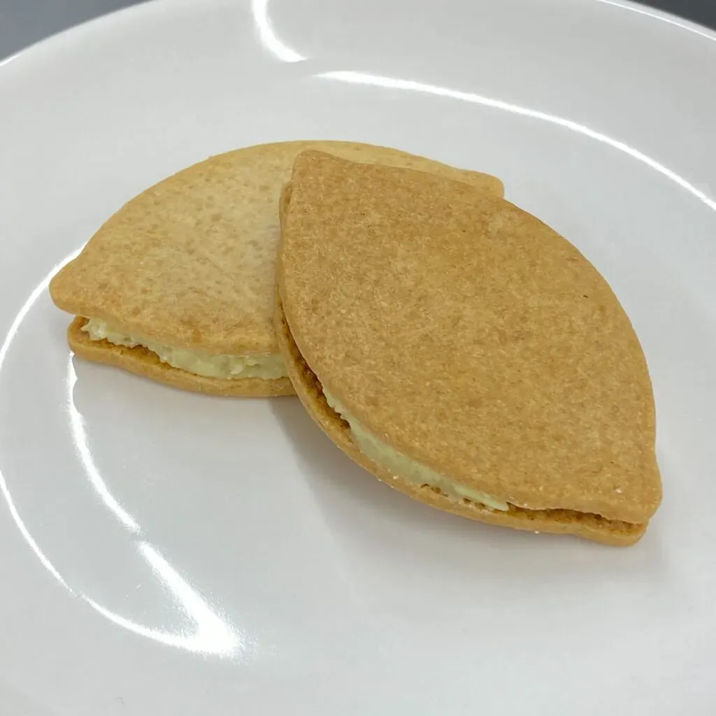レモンの形を模したクッキーでクリームを挟んだお菓子の試作品です。