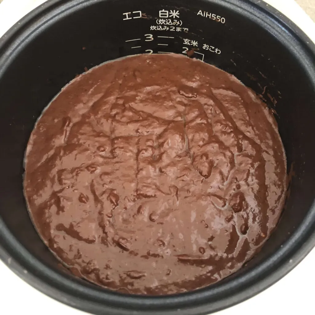 炊飯器の釜に入ったチョコレートケーキの生地
