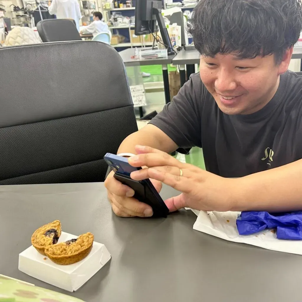スナックミーの商品開発スタッフあさのが、ブログ用のお菓子の写真を撮っている様子。