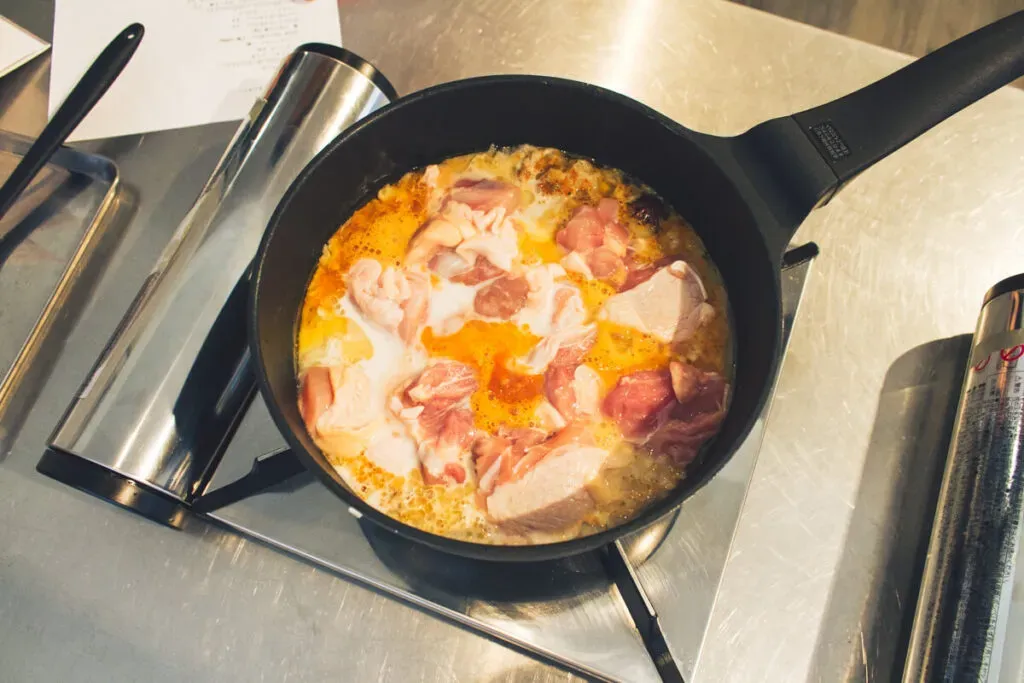 カレーの具材が入った鍋を煮立てる様子