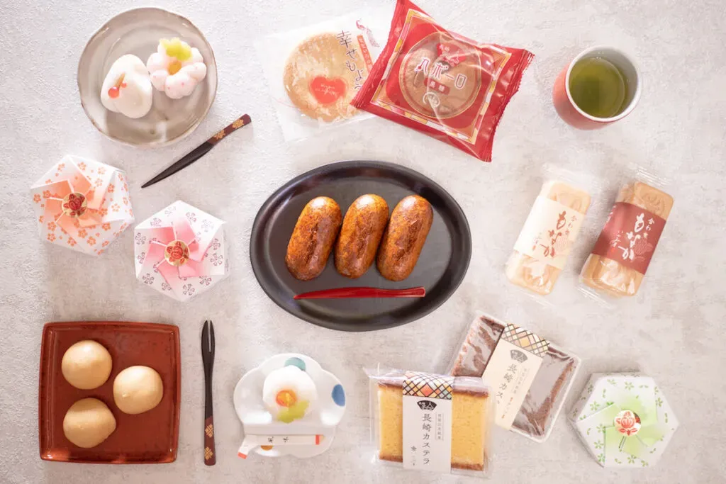 『菓舗いさみ屋』のさまざまな商品。かりんとう・もなか・カステラなど