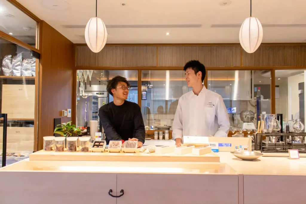 『nel CRAFT CHOCOLATE TOKYO』店内で話す村田友希さんとスナックミースタッフ