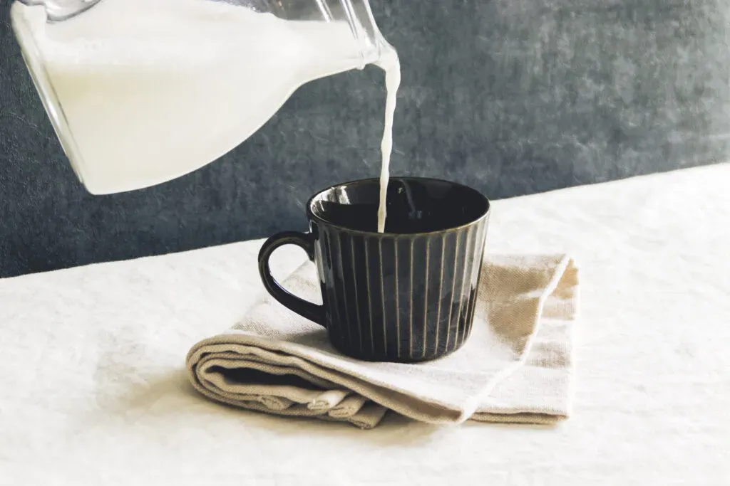 アロマコーラにミルクを注ぎ、ミルクコーラを作る様子。