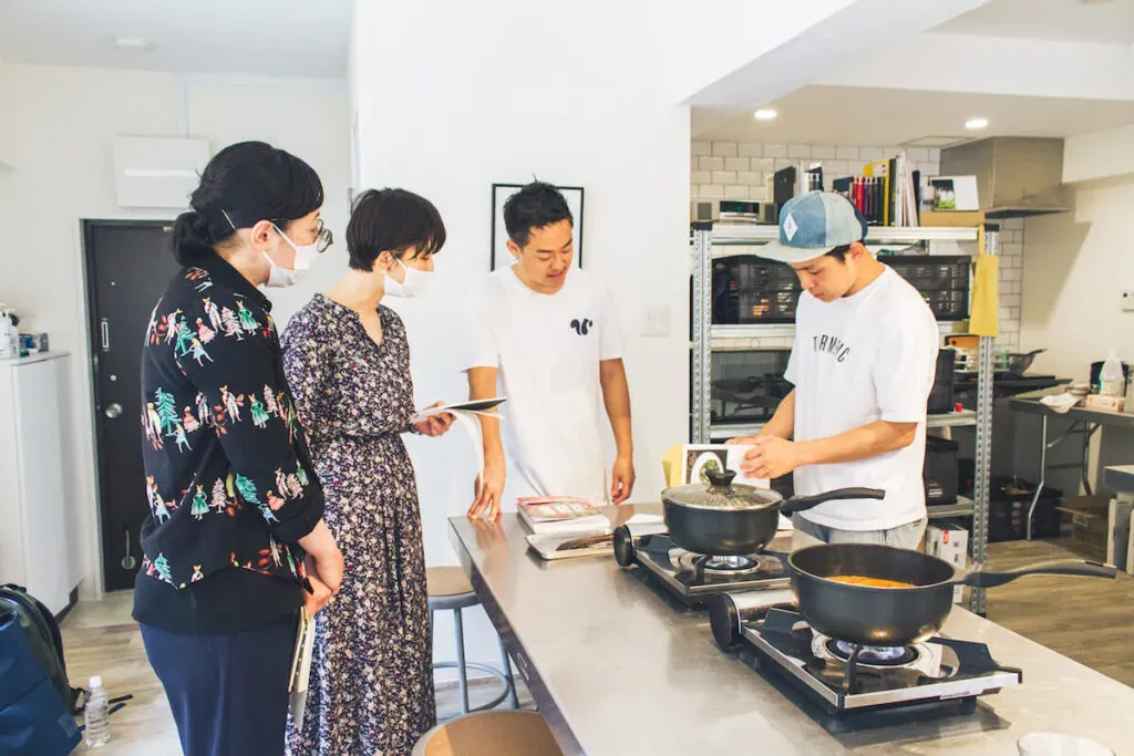 スナックミー社員にスパイスカレーの作り方を教える、カレー研究家・水野仁輔さん
