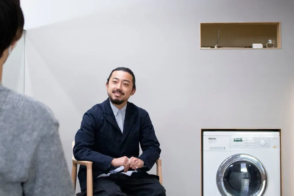 美容室『らふる』を経営する中村拓郎さんのインタビュー風景