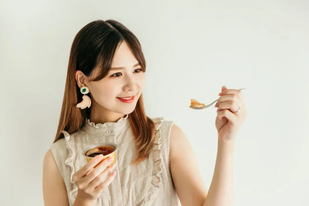 佐藤すみれさんがスナックミーとのコラボ商品を持った様子