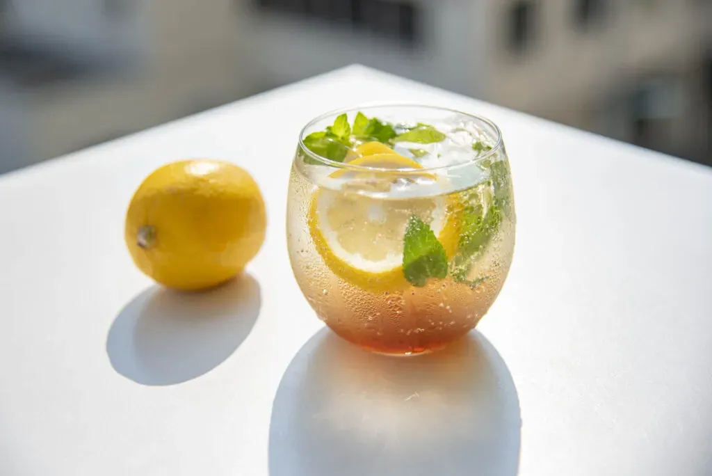 アロマコーラを炭酸水で割った様子。