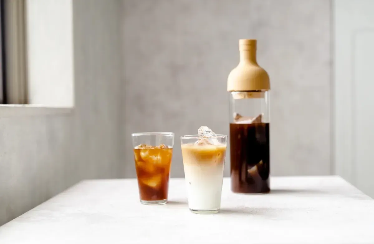 テーブルに並んだアイスコーヒーとアイスカフェラテ