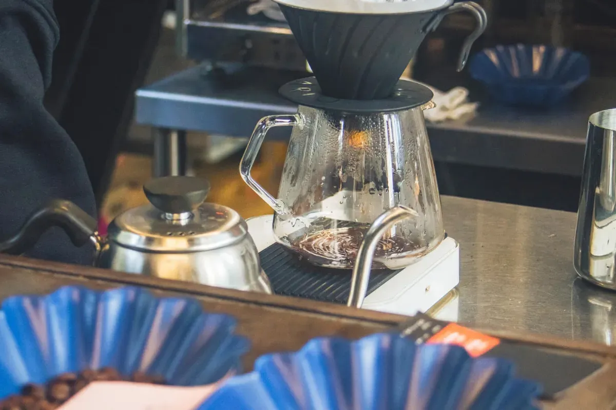 コーヒーを淹れる様子