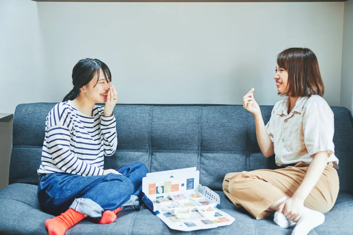 スナックミーのお菓子を食べながら談笑する女性従業員たち