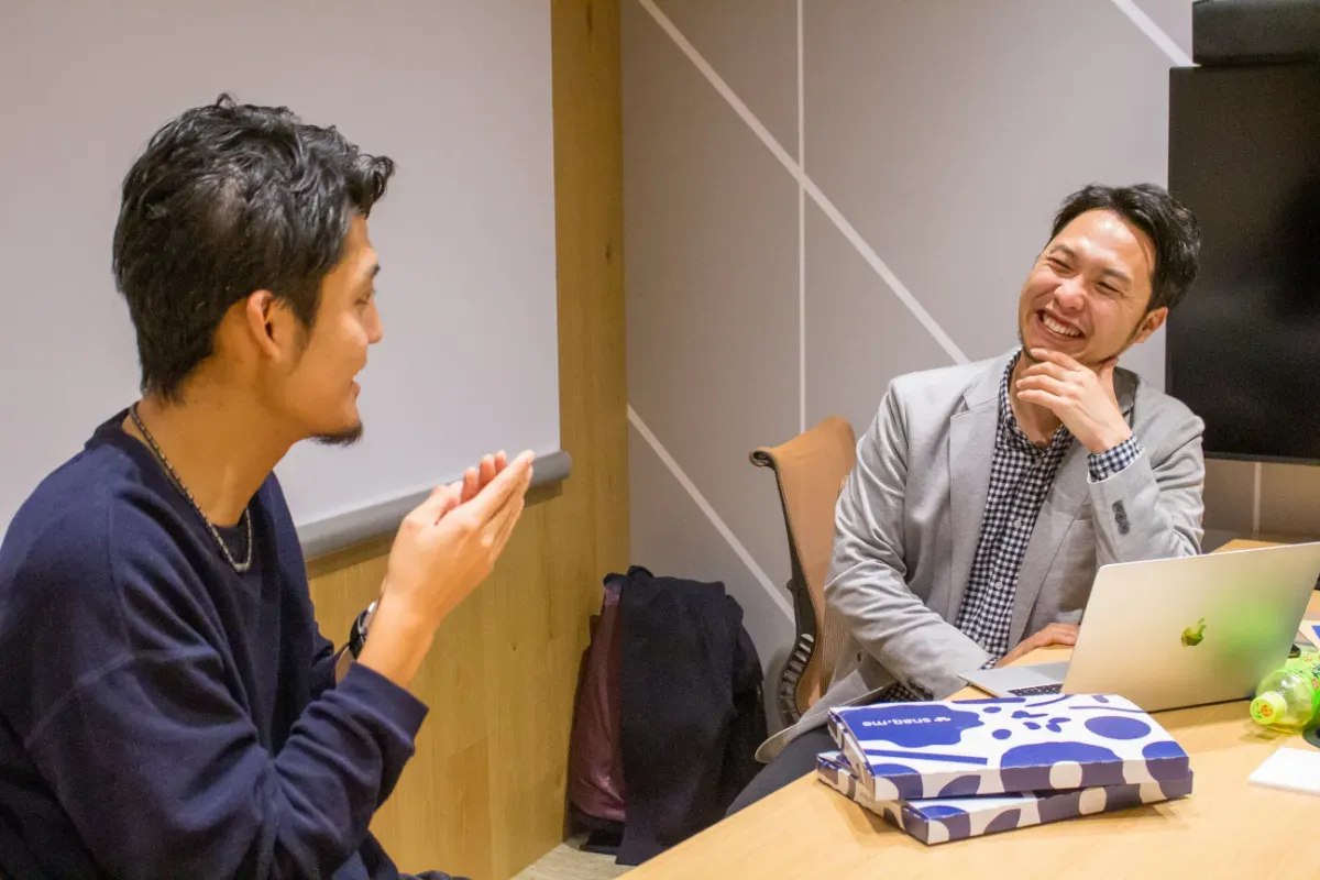 AWS坂井英昭さんとスナックミーCTO三好の対談風景