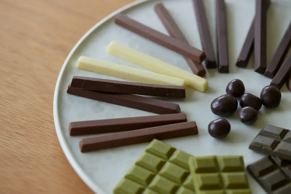お皿に盛られた、スナックミーのさまざまな種類のチョコレート