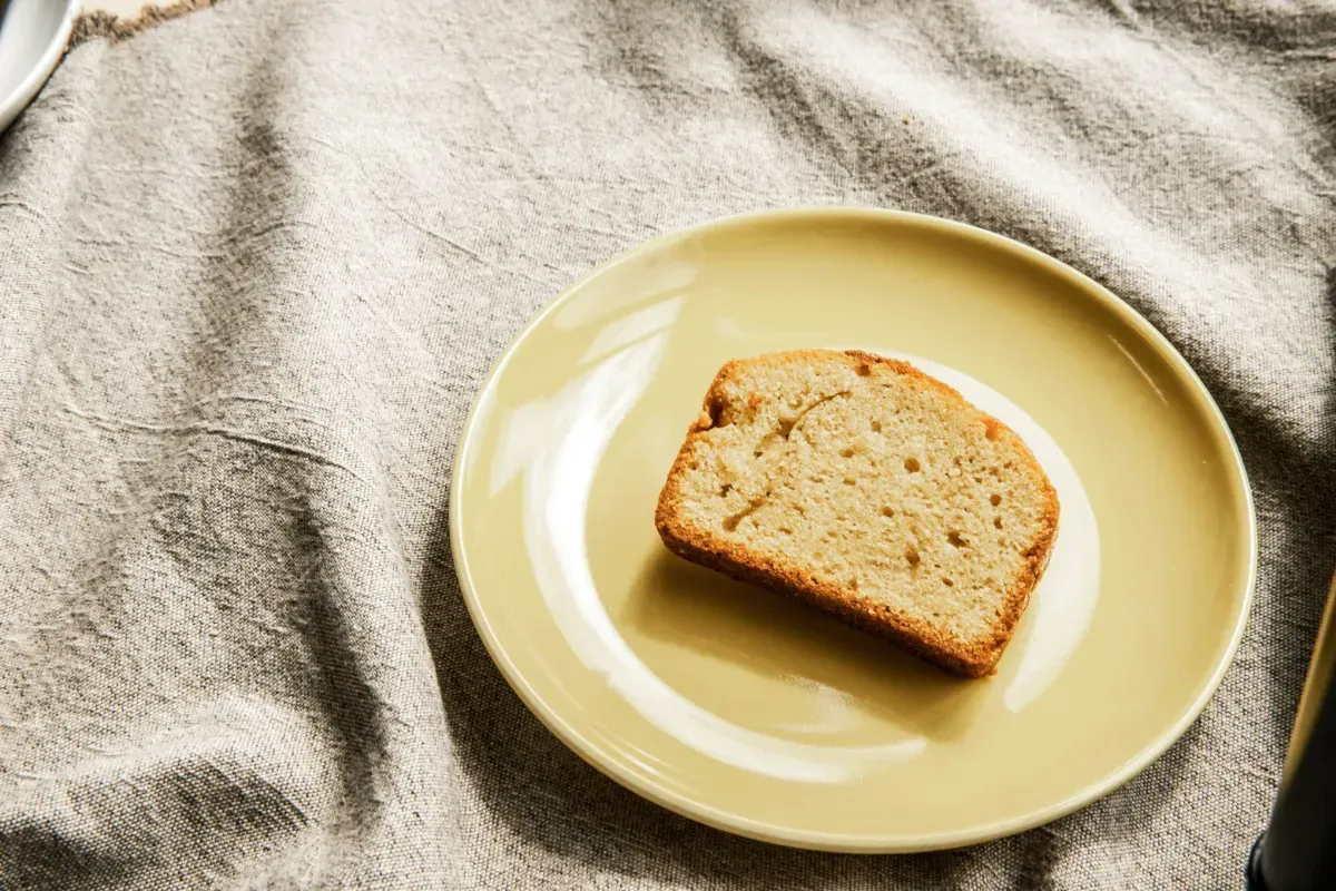 お皿に盛られたスナックミーのパウンドケーキ